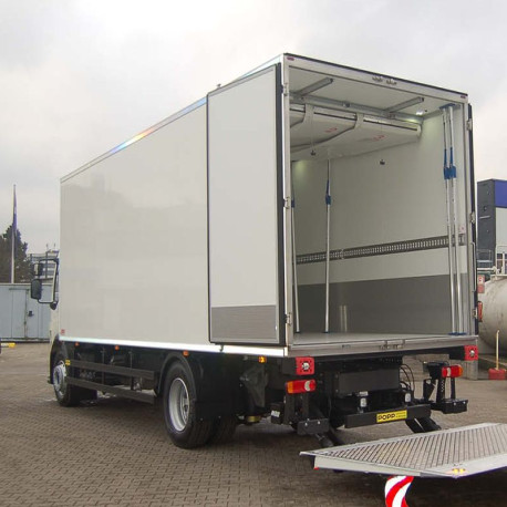 Lieferung palettierter Ware aus Deutschland Abladen mit Hebebühne