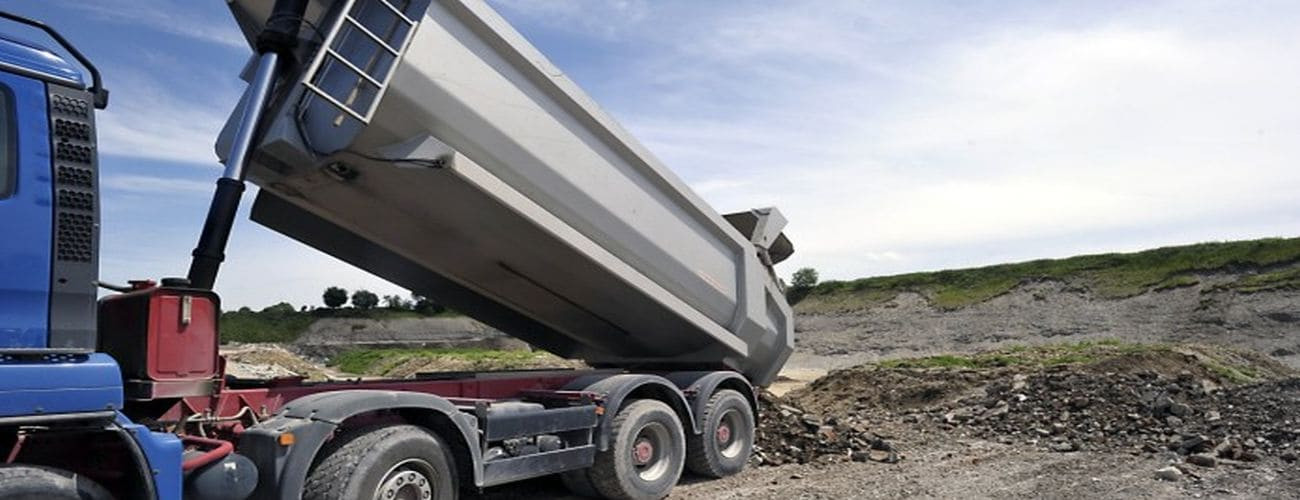 Stein Transport mit Kipper LKW